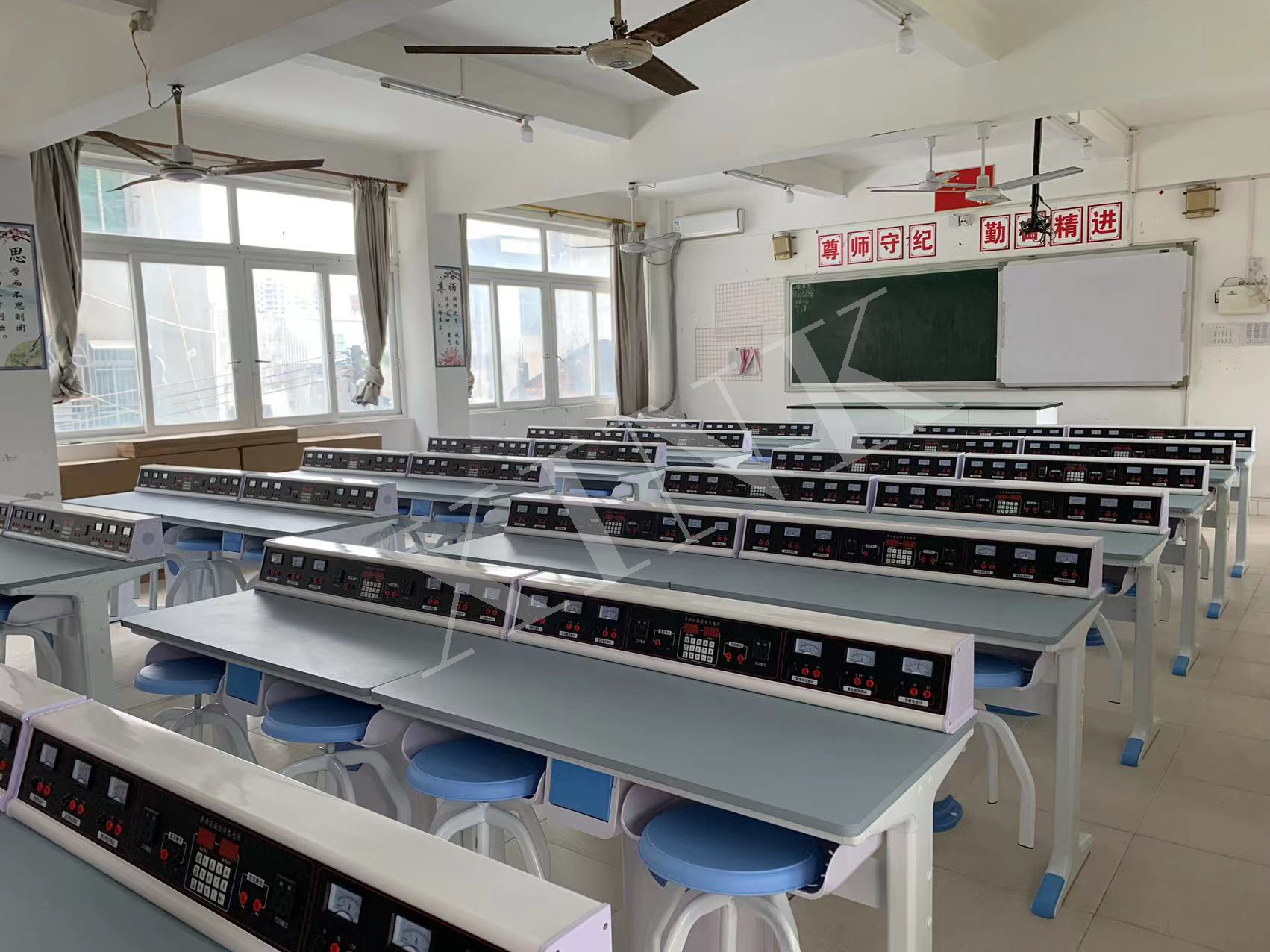 电学<a href='http://www.xklab.com/' target='1' style='font-size:14px; font-weight:bold; color:#0080ff;'>物理实验室</a>