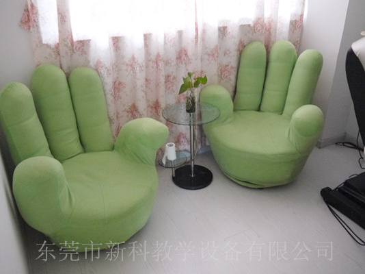 学校<a href='http://www.xklab.com' target='1' style='font-size:14px; font-weight:bold; color:#0080ff;'>心理咨询室</a>布置